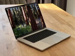 Cyberpunk & AC Shadows on Apple M4 Max: RTX 5060 Gaming Performance