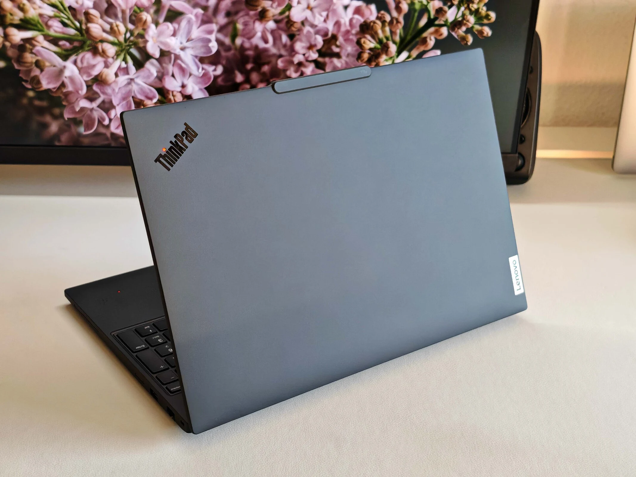 AMD ThinkPad T16: Thunderbolt 4 and Feature-Rich Performance