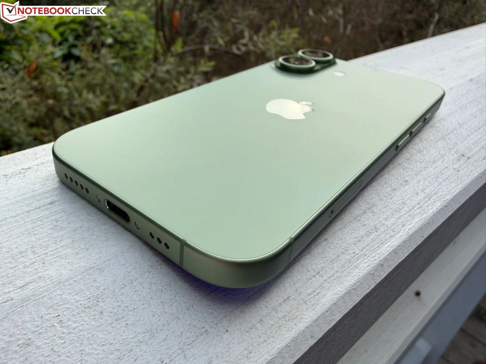 iPhone 17 Charging Test Reveals Minor Gains with 40W Charger