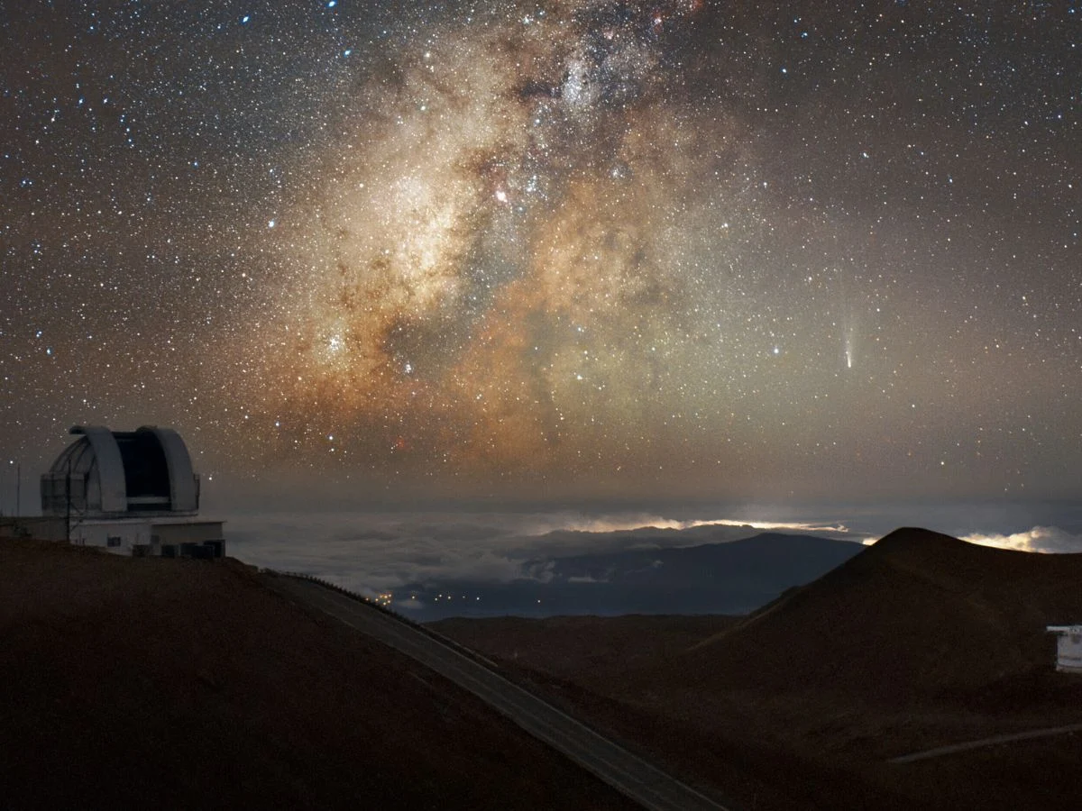 Comet Lemmon and Milky Way Shine Over Hawaii: Stunning Image