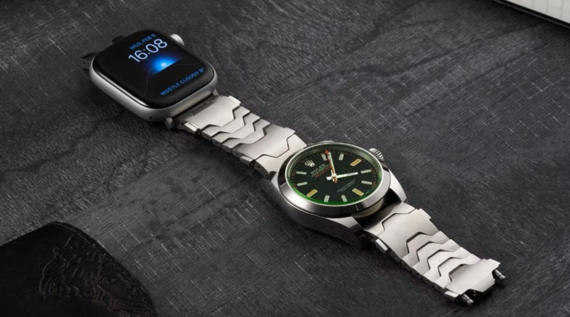 Smartlet One: Apple Watch and Analog Watch in One Band