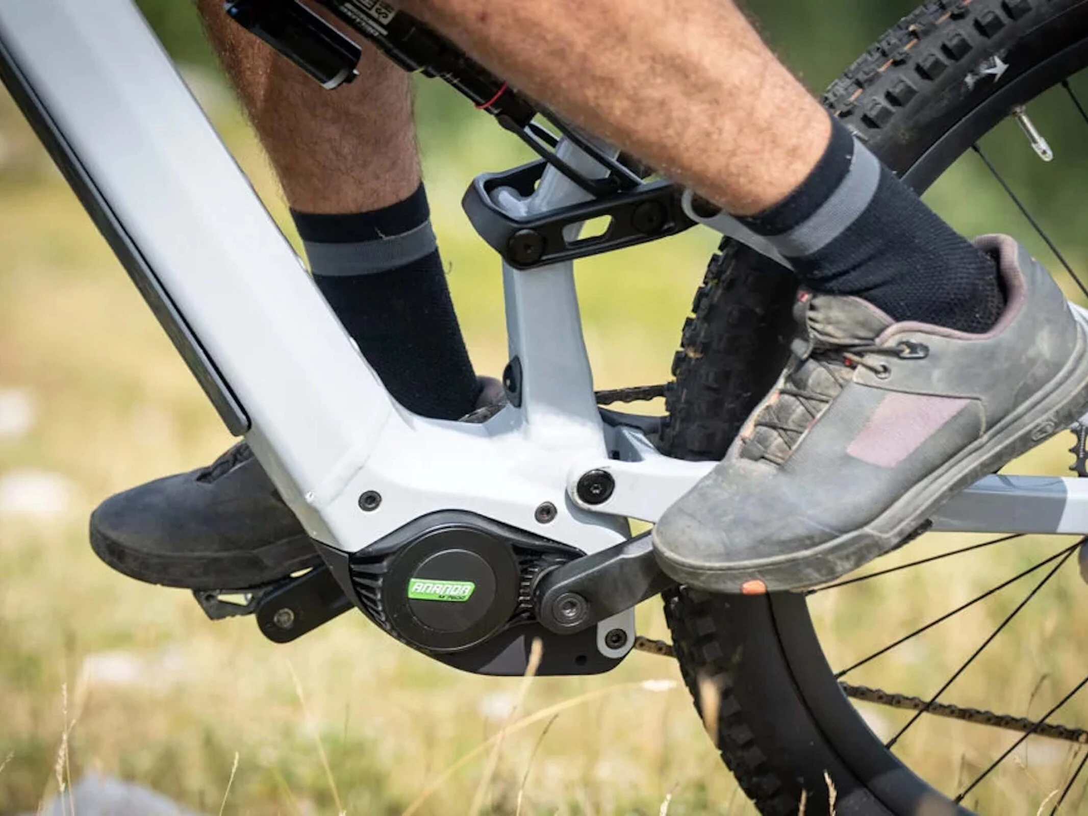 New Mid-Drive Motor Boosts E-Bike Performance Against Bosch