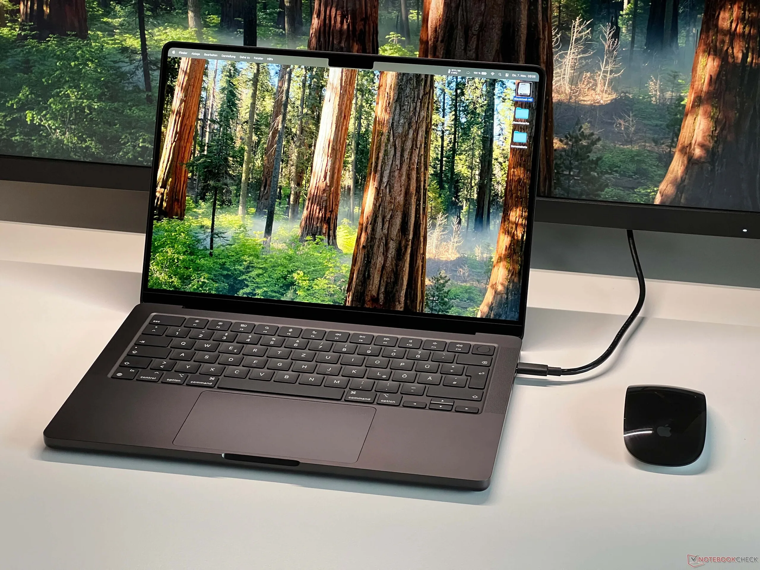 MacBook Pro with OLED Display Expected to Launch in Late 2026