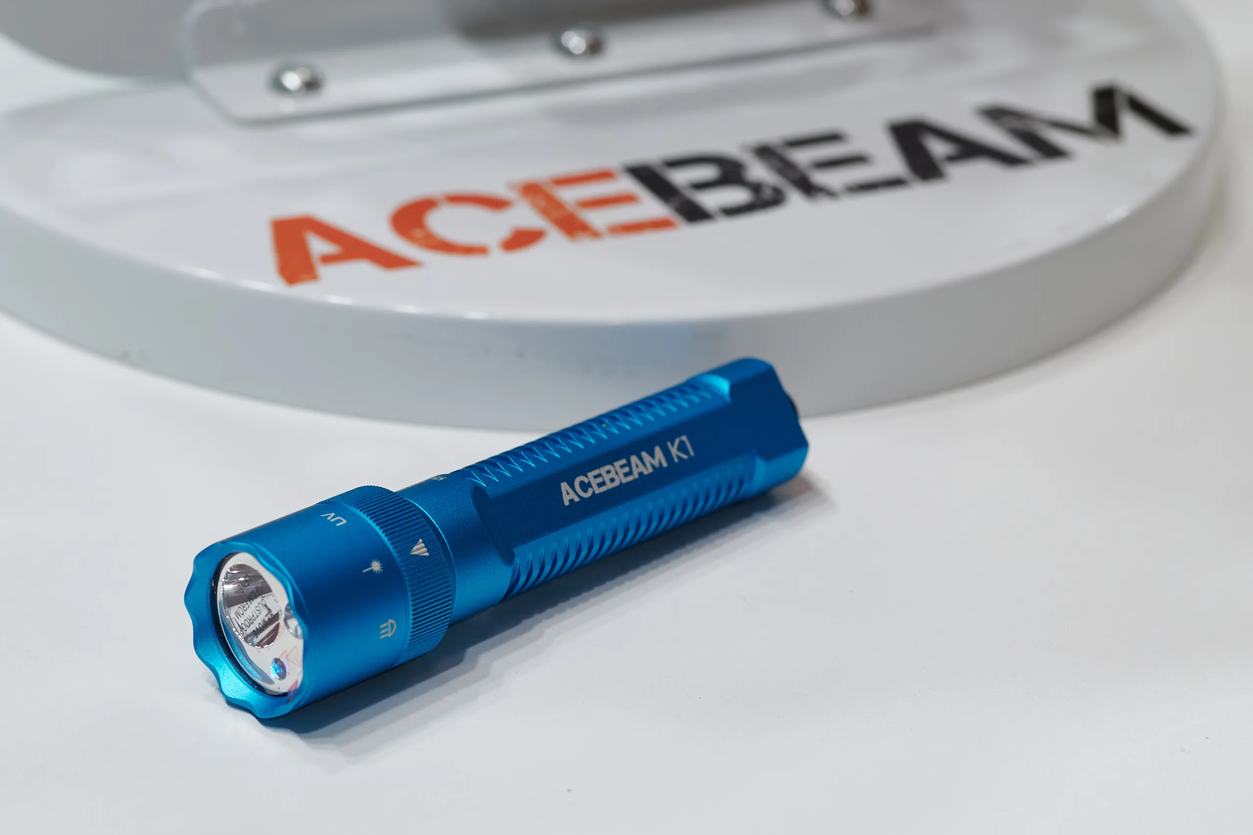 IWA Acebeam K1: EDC Flashlight Features Red Light Instead of UV
