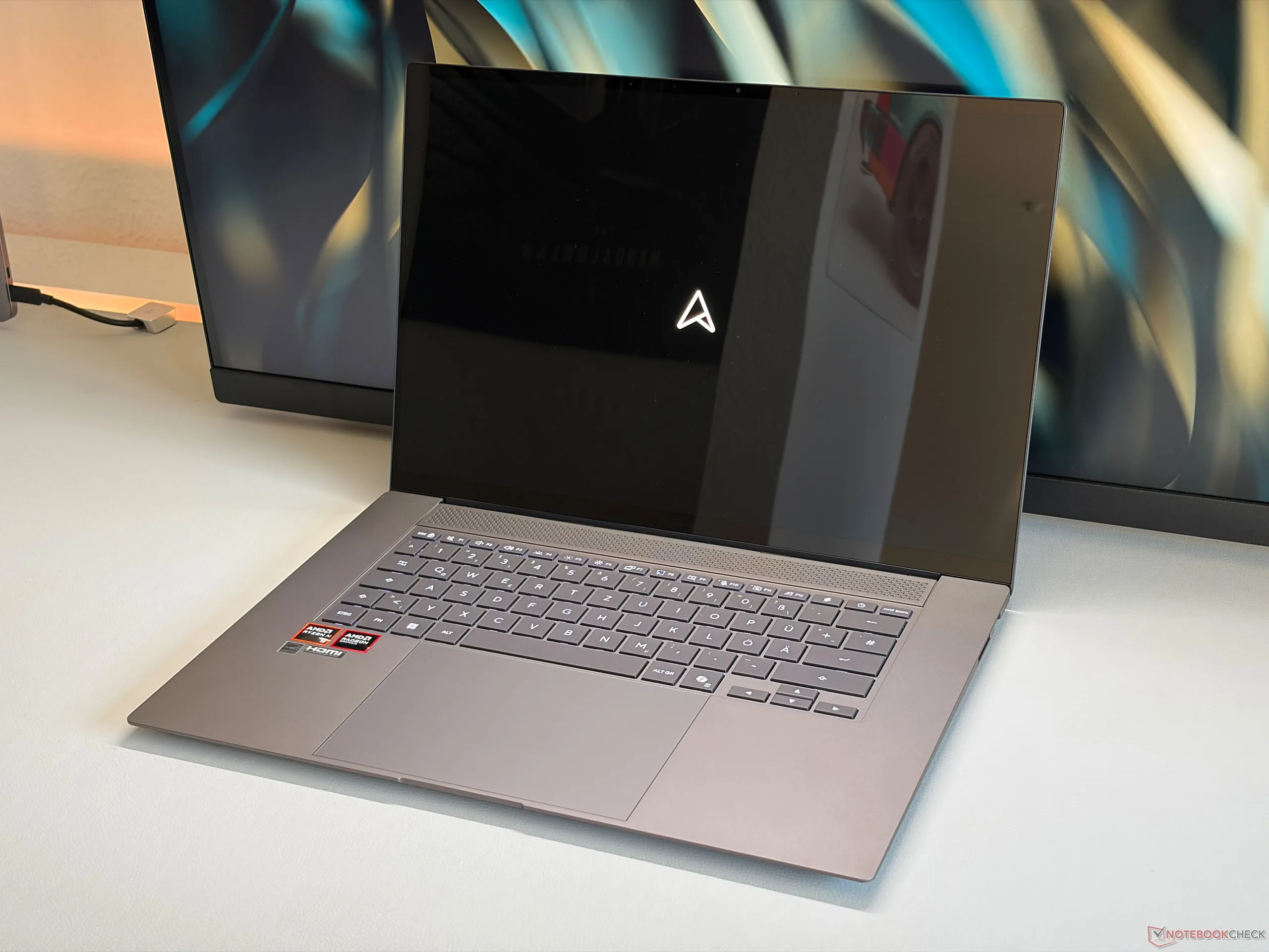 Asus Zenbook S16 with AMD Ryzen 400: A Strong Intel Alternative