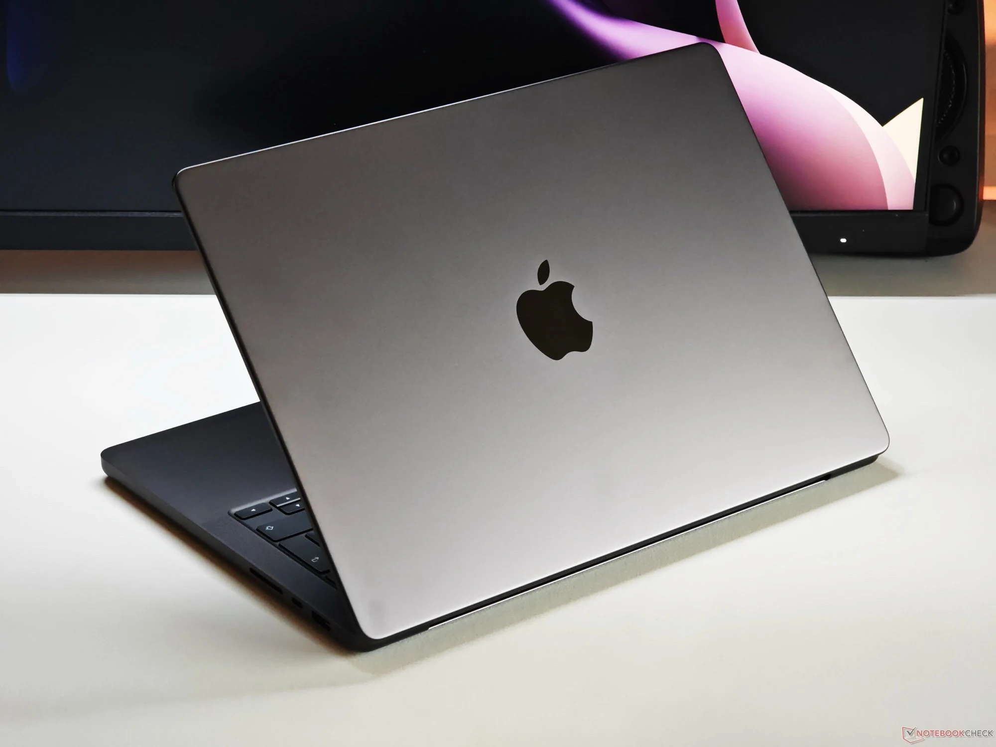 Apple MacBook Ultra with OLED Touchscreen: Costlier, Not Pro Replacement