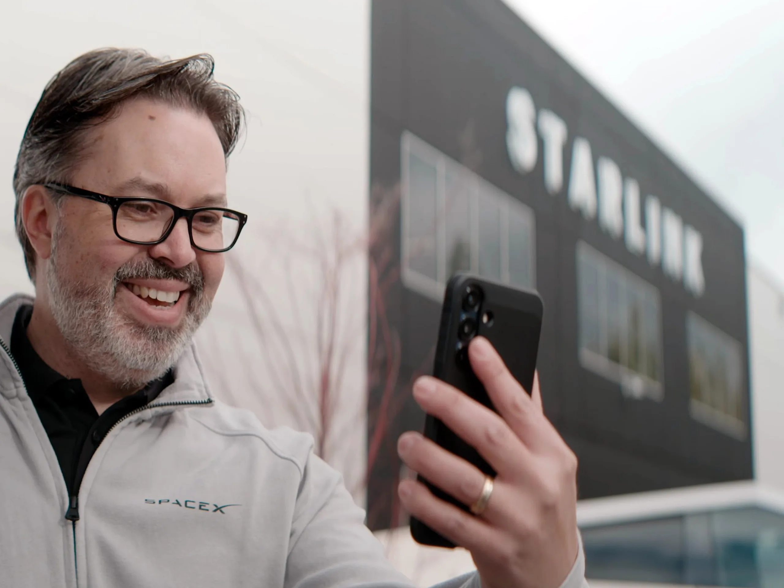 SpaceX Launches Starlink 5G Mobile Service to Compete with T-Mobile