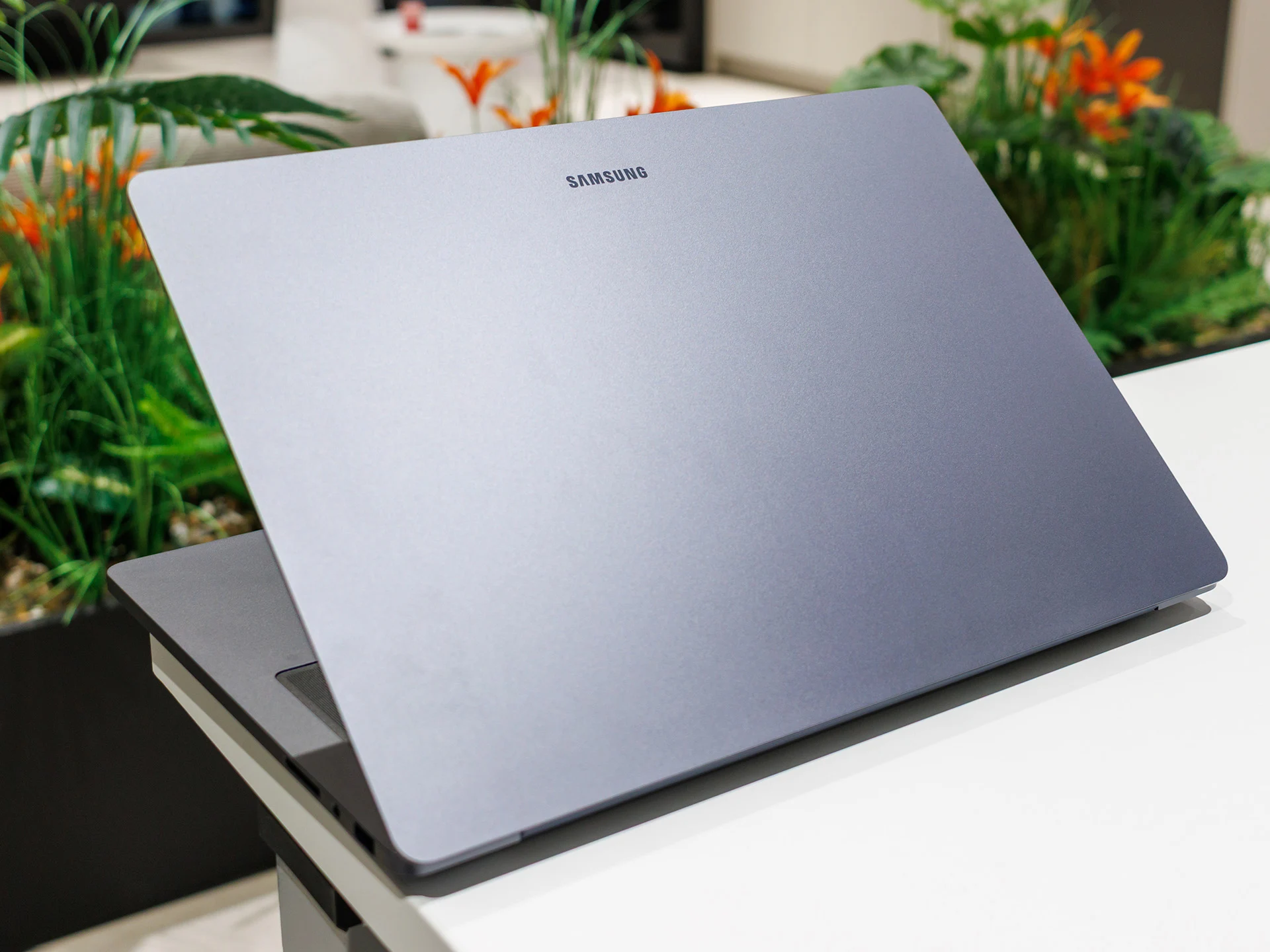 Samsung’s New Laptop: A Strong Competitor to Apple MacBook Pro 16