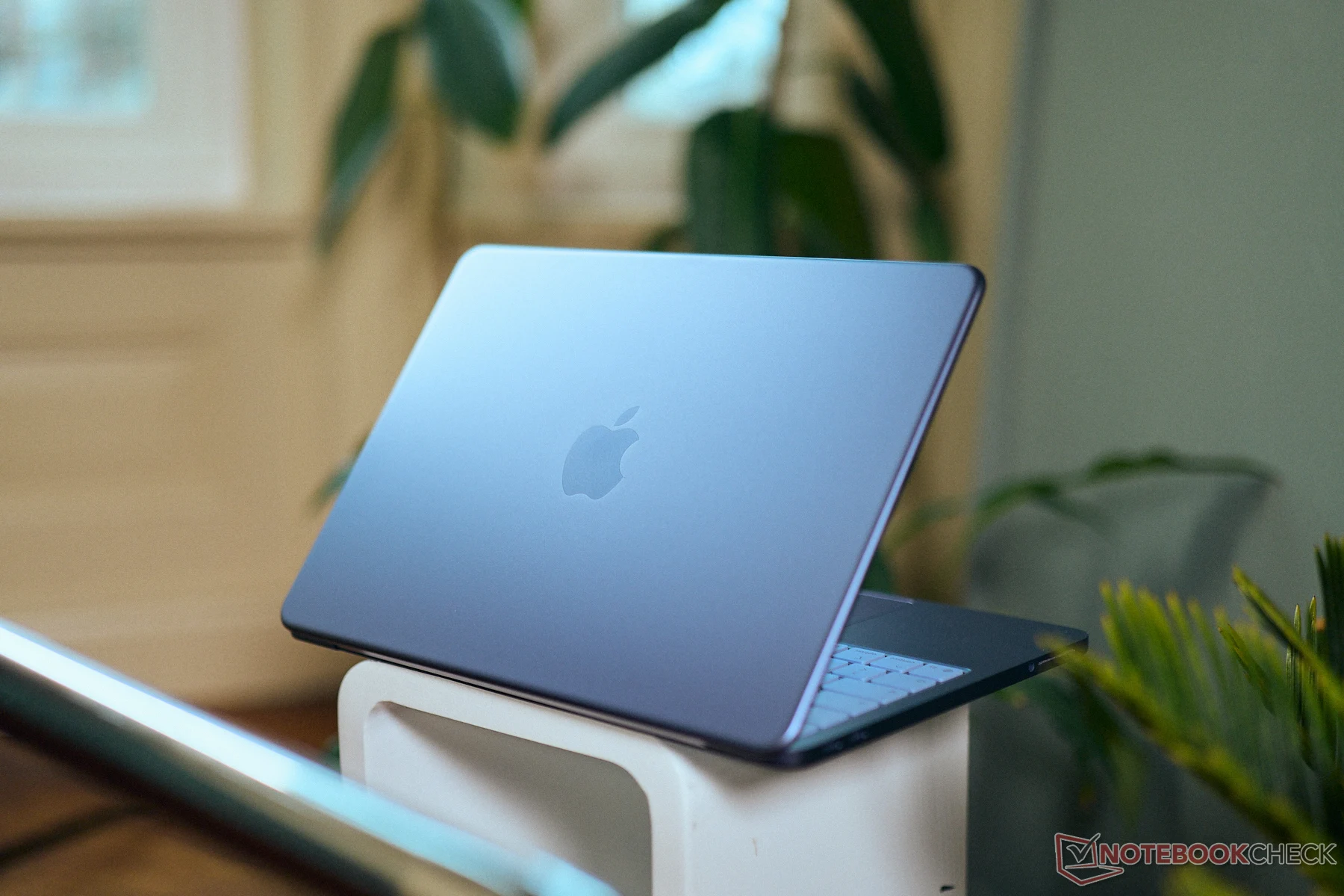Apple’s MacBook Neo Draws New Customers Despite Tech Limits