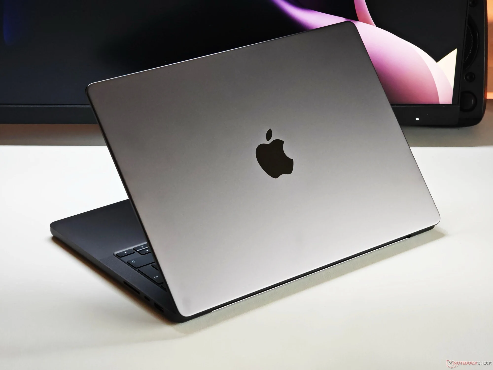 Apple MacBook Pro with Tandem OLED Touchscreen Delayed by DRAM Crisis