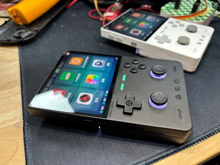 TrimUI Brick Pro Retail Box and Specs Leak