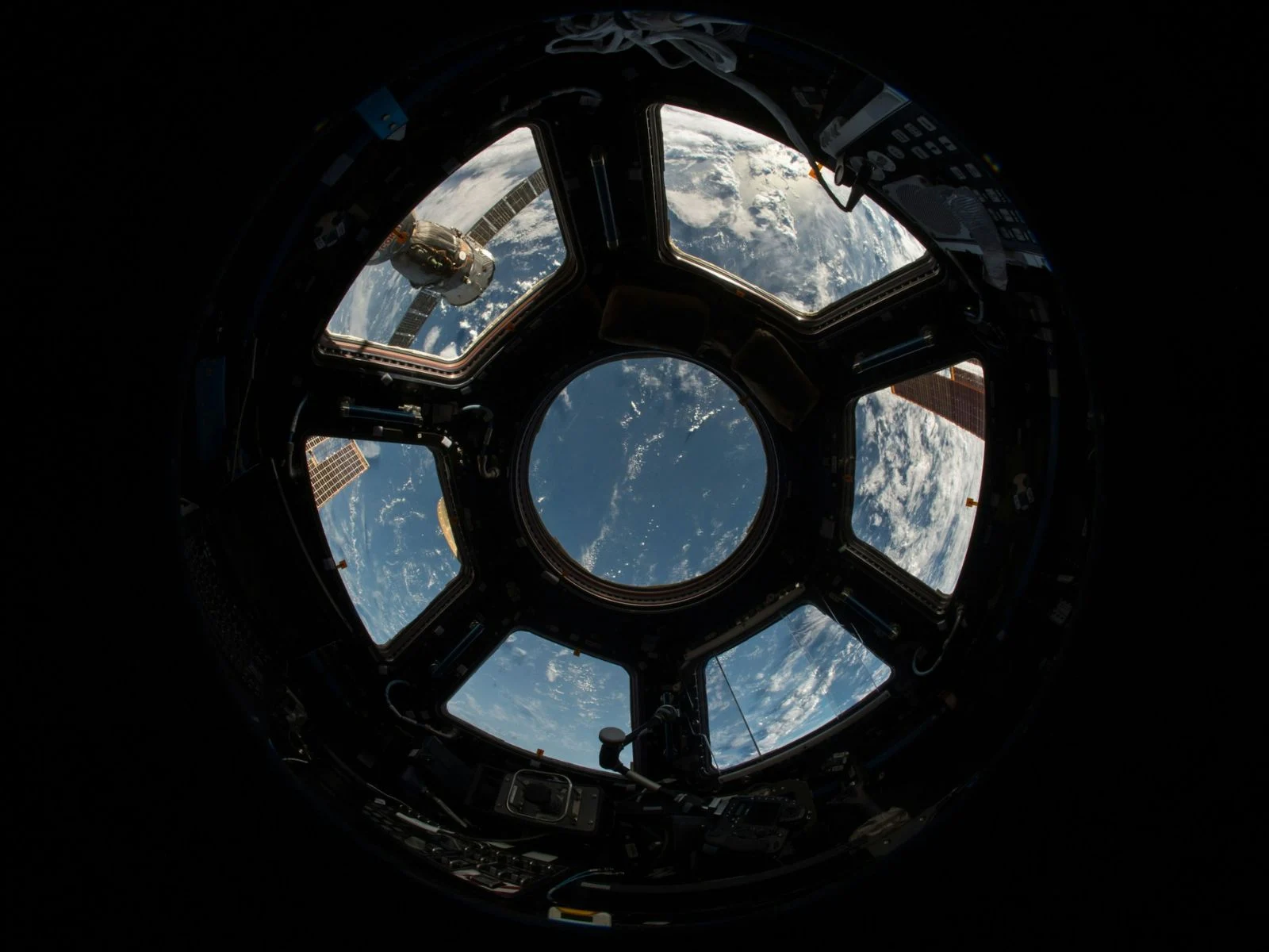 Astronaut Captures Fireball in Earth’s Atmosphere from ISS