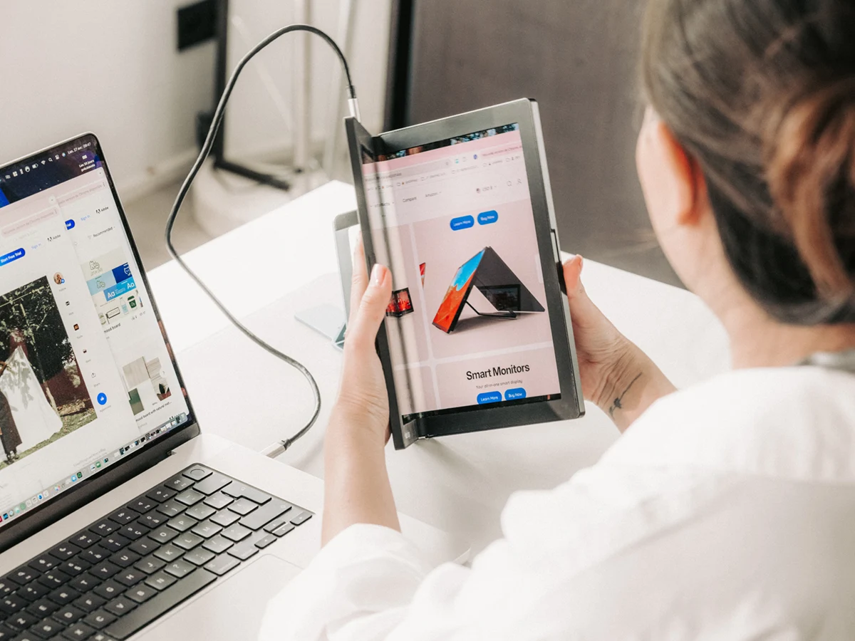 Aura Displays unveils portable monitor with foldable AMOLED display