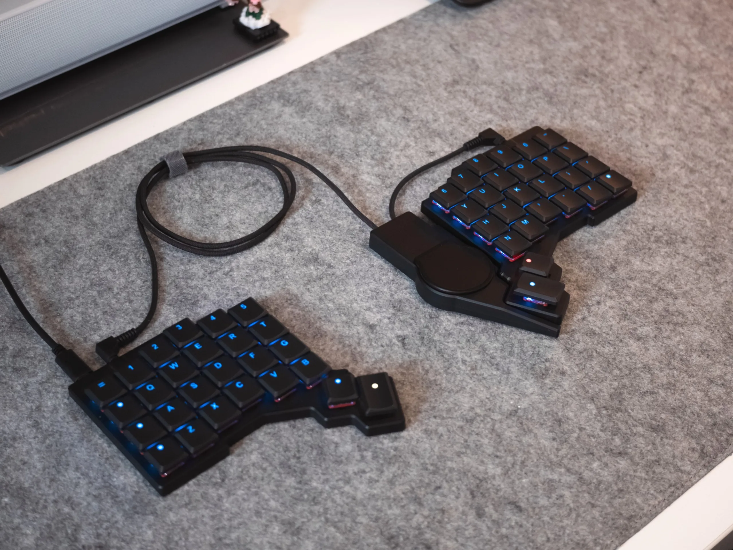 ZSA Voyager: Low-Profile Mechanical Keyboard with Multi-Touch Pad