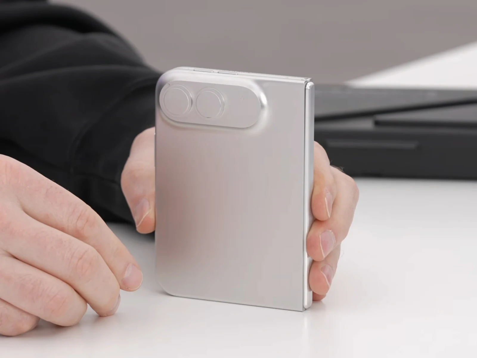 Foldable iPhone Design with Just 2mm Height Increase and 5.2mm Thickness