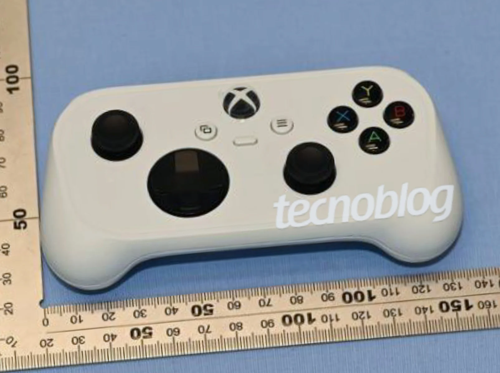 New Microsoft Xbox Controller Debuts in Two Colours