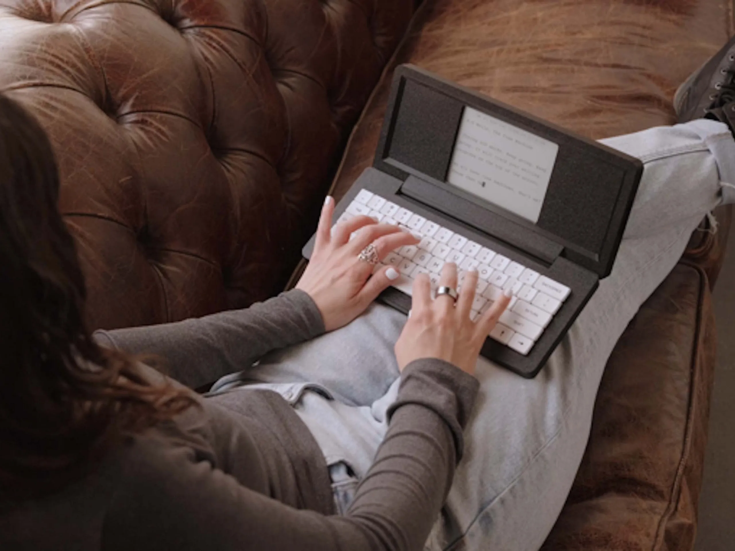 Zerowriter Fold: Modern e-ink Typewriter with 100-Hour Battery